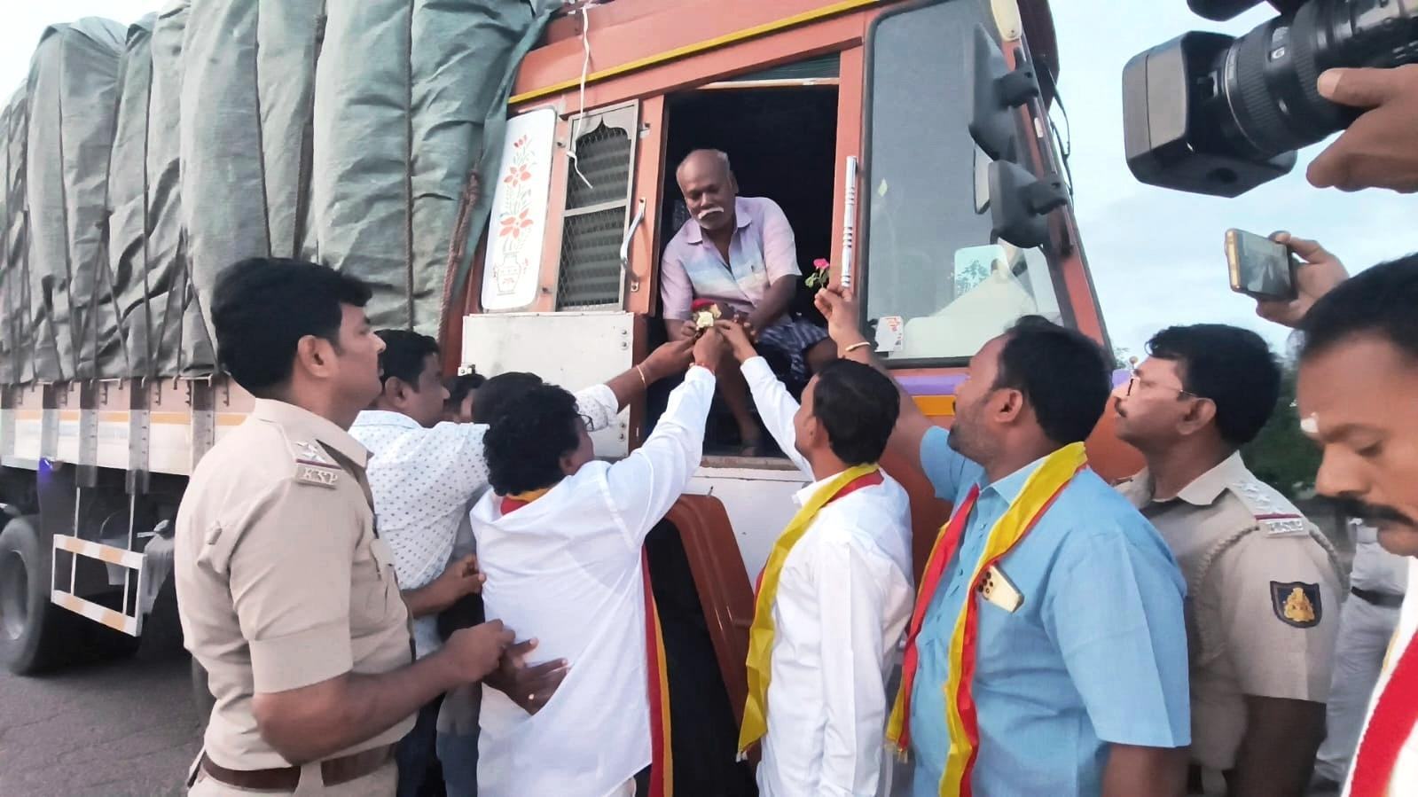 Koppal’s Gandhigiri on NH: Protesters offer roses to TN truck drivers over Cauvery row
